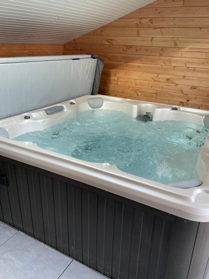 Magnifique Corps De Ferme Renove Avec Jacuzzi Hillion Exterior foto
