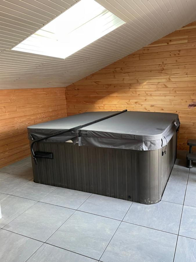 Magnifique Corps De Ferme Renove Avec Jacuzzi Hillion Exterior foto